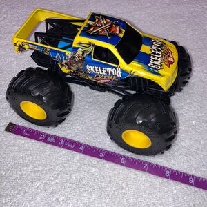 Mattel hotwheels 1:24 monster truck skeleton crew